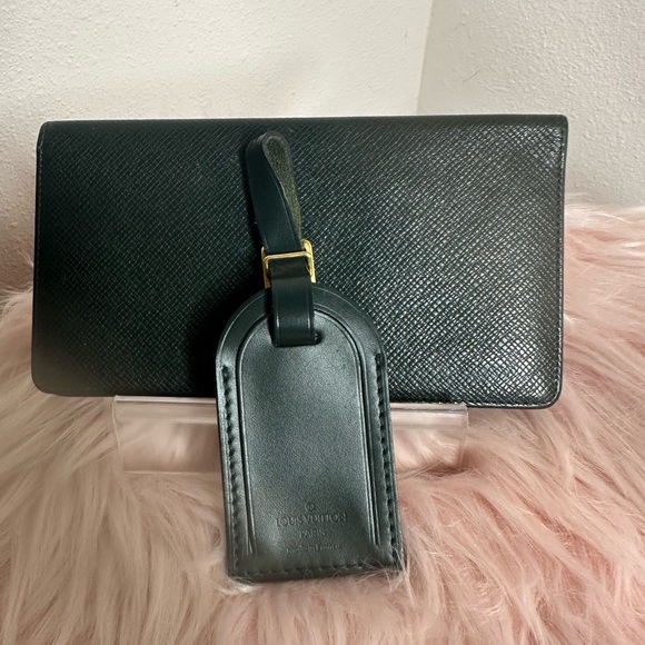 Louis Vuitton 💯% authentic.long wallet taiga leather and Clutch w/ luggage tag - Picture 2 of 8